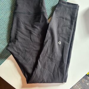 Wunder Train High-Rise Tight 25"
Distressed Twill Emboss Black